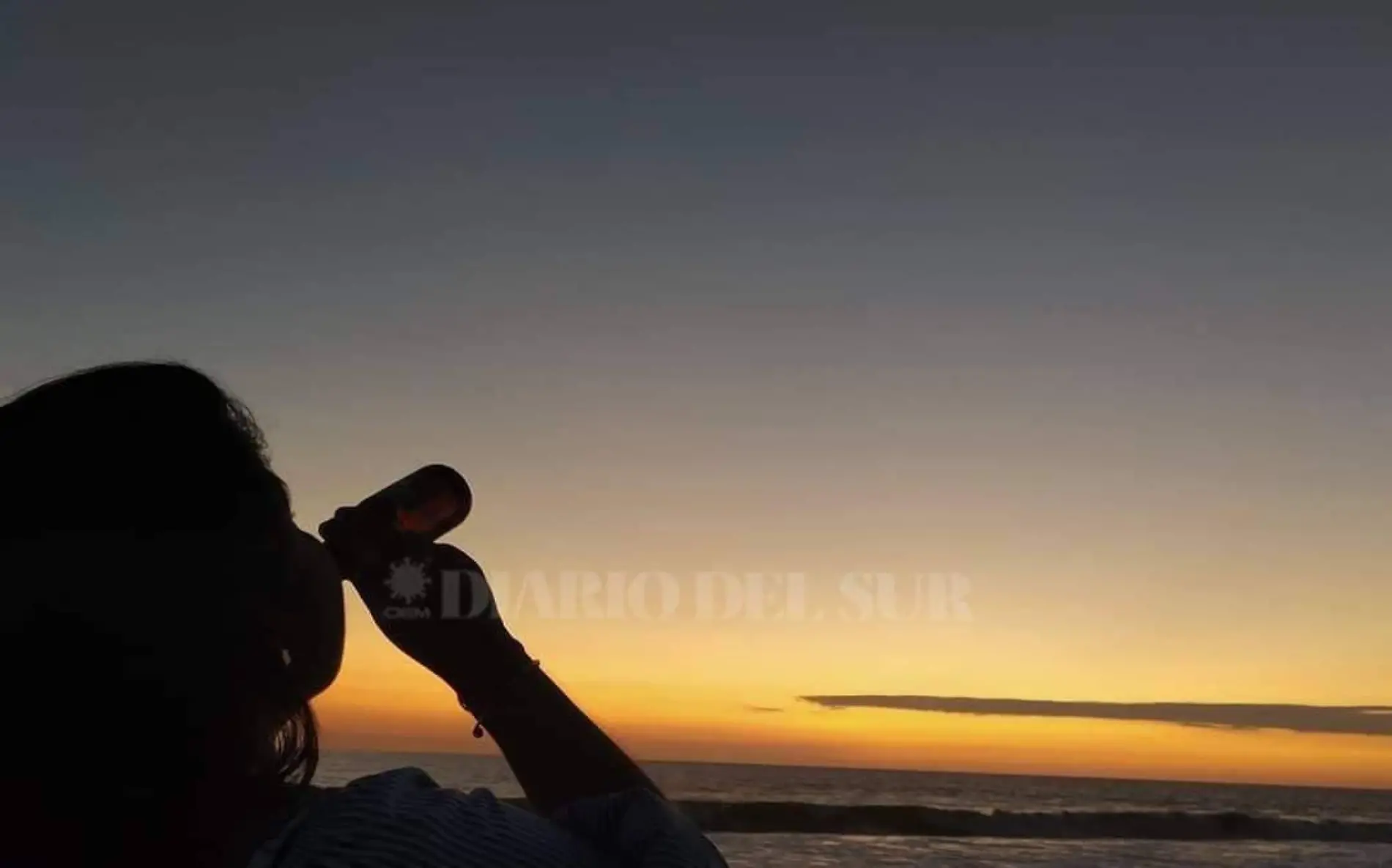 Mujer bebiendo cerveza